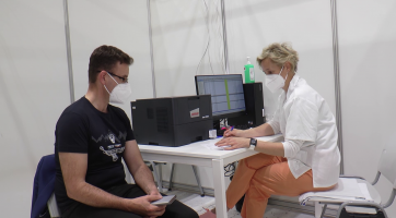 Hejtman Radim Holiš se nechal očkovat proti covidu-19