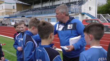 Mladí fotbalisté pilují techniku