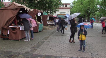 Ani déšť neodradil návštěvníky prvního farmářského trhu