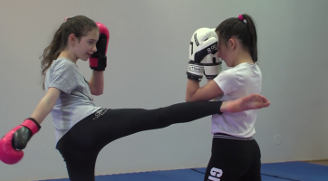 V DDM trénují děvčata thajský box