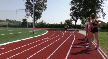 Ve Vnorovech otevřeli atletický ovál