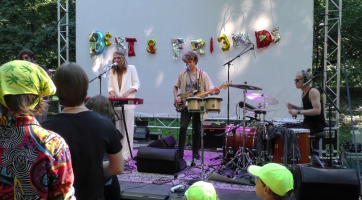 Svátek bláznů si hrál se stíny i zpíval