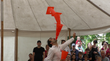 Divadelní den představil kejklíře i swing