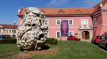 Půltunový kolos: před Galerii Slováckého muzea přistál Meteorit