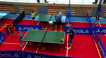 Na prázdninovém kempu si děti zahrály stolní tenis
