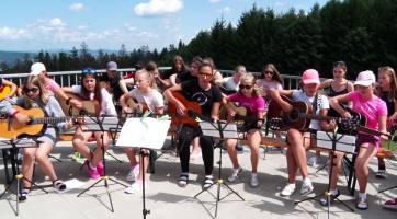 Na Mikulčině vrchu hrálo najednou rekordních čtyřicet kytar