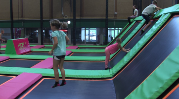 Táborníci skákali na trampolínách