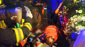 Auto najelo do posezení u restaurace, zranilo několik osob