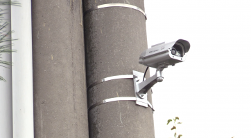 Problematickou ulici hlídá mluvící kamera