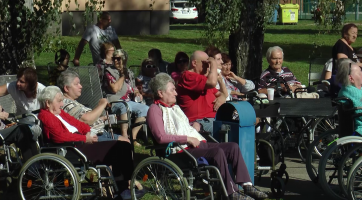 Klienti SENIORU se umí bavit v každém věku