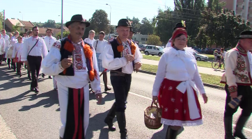 Na Slováckých slavnostech vína nescházela skupina krojovaných z Ostrožské Nové Vsi
