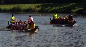 Řeku Moravu obsadily u Hodonína o uplynulém víkendu dračí lodě