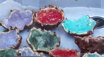 Burzu minerálů ozvláštnilo rozřezávání kamenů
