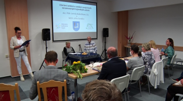 V knihovně představili své práce Bednaříková s Dunděrou