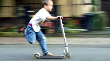 Řidič osobního vozidla srazil dítě na koloběžce, jeho stav je vážný