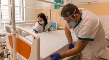 Vsetínská nemocnice zřizuje covidovou stanici a omezuje plánovanou operativu