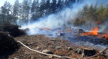 U Ratiboře vypukl požár. Hasiči museli vyhlásit druhý stupeň poplachu