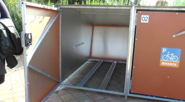 Město má u vlakového nádraží nové cykloboxy