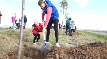 Rodiče sázeli Stromy života
