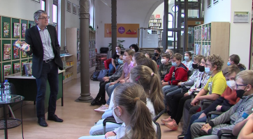 Autoři edice Velikáni do kapsy besedovali s dětmi v knihovně