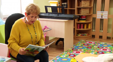 Dětem z mateřských škol čtou babičky