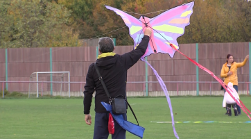 Děti v Sadech pouštěly draky a házely na terč