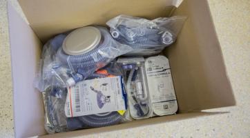 Nemocnice dostaly dvacet přístrojů na podporu dýchání