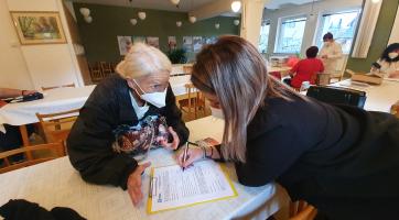 Ve Vsetíně se senioři očkovali přímo v „dépéeskách“