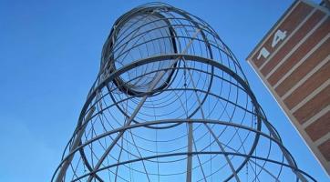 Před Baťovým institutem se objevila housenka raného kapitalismu