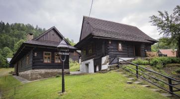 Lidovou stavbou roku je venkovská usedlost v Karolince