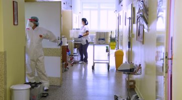 Nemocnice hlásí zákaz návštěv i hospitalizované s koronavirem 
