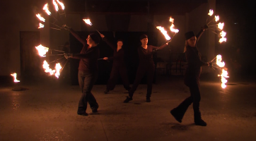 Lampionový průvod vyvrcholil ohnivou show