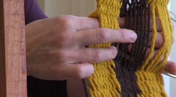 Účastnice kurzu pletly na rámu krosienkou