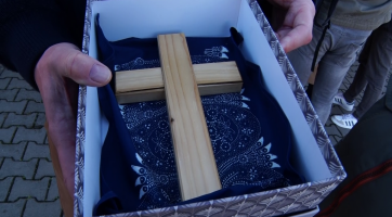 Starostové obcí poničených tornádem převzali kříže od papeže