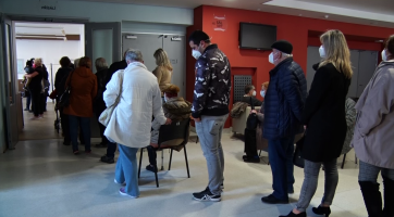 Na očkování čekali lidé desítky minut