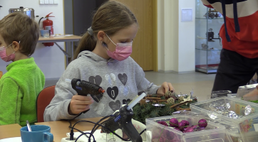 Návštěvníci muzea si vyrobili adventní věnce