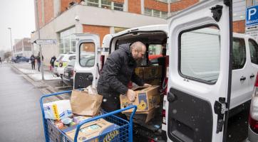 Zaměstnanci krajského úřadu přispěli do potravinové sbírky