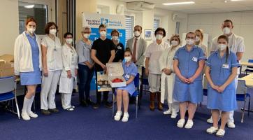 Dobroty a vzkazy plné podpory. Vsetínští studenti poděkovali zdravotníkům za jejich náročnou práci 