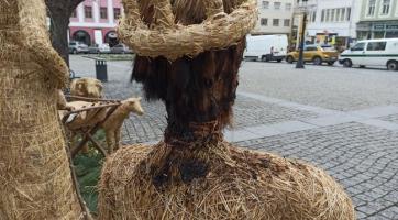 Vandal podpálil slaměnou sochu z vánoční výzdoby. Myslel si, že jde o Pannu Marii 