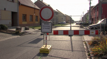 Kvůli neohleduplnosti řidičů obec nainstalovala zpomalující prvky