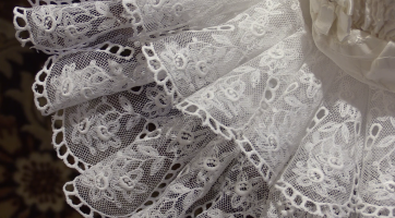 Starý kvartýr vystavuje peřinky a zavinovačky