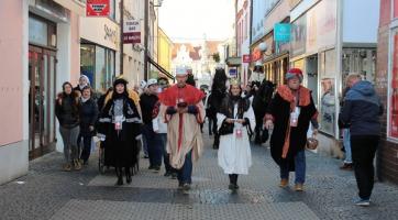 Uherským Hradištěm prošel Tříkrálový průvod na koních a s velbloudem