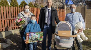 Hejtman Radim Holiš navštívil prvního občánka roku 2022