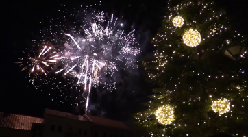 Ohňostroj přilákal na náměstí davy lidí