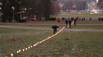 Lidé si připomněli úmrtí Jana Palacha zapálením stovky svíček