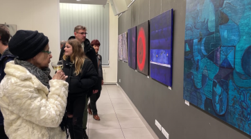 Městská galerie vystavuje kolekci děl sedmnácti umělců