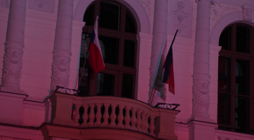 Budova Městského úřadu se oděla do sokolských barev