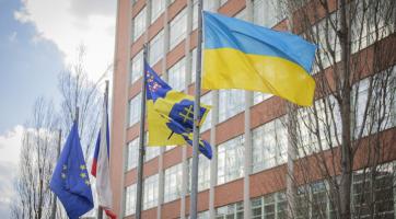 Ukrajinská vlajka vlaje od včerejšího dne před hejtmanstvím i na zlínské radnici