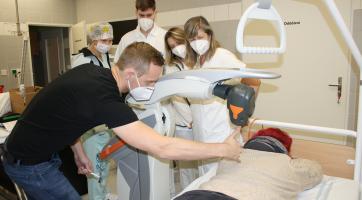 V Kroměřížské nemocnici léčí covidové pneumonie specializovaným laserem