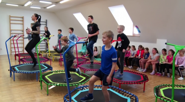 Den s trampolínkami nebyl jenom prosté skákání